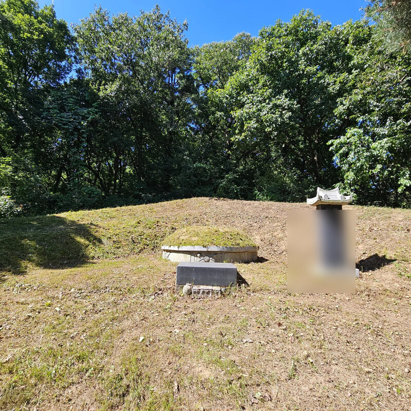 봉분 정리 작업 후 정리된 묘역