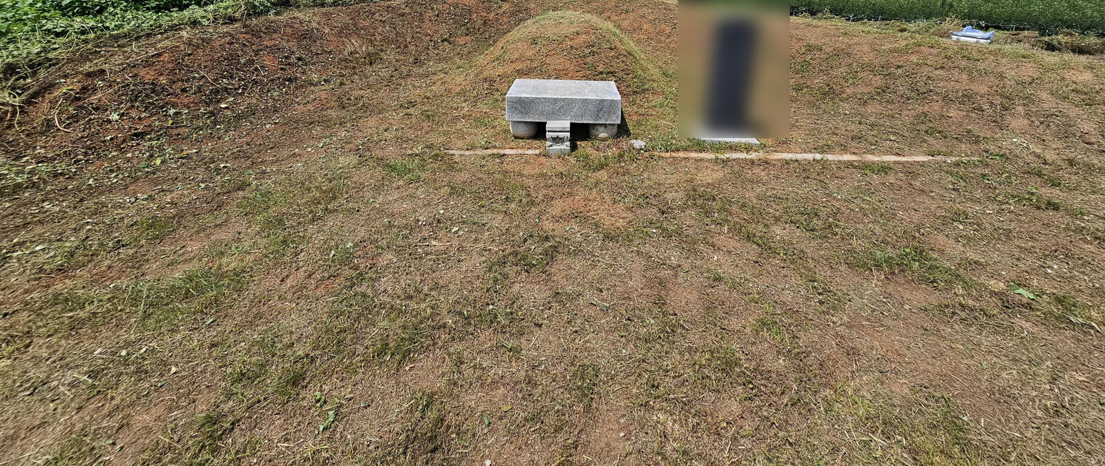 홀로 자리한 산소 한 곳의 작업 전후 모습 작업 후 정리 완료